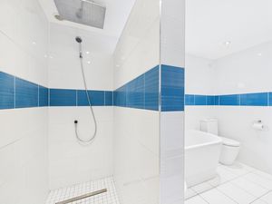 Master Bedroom En Suite- click for photo gallery